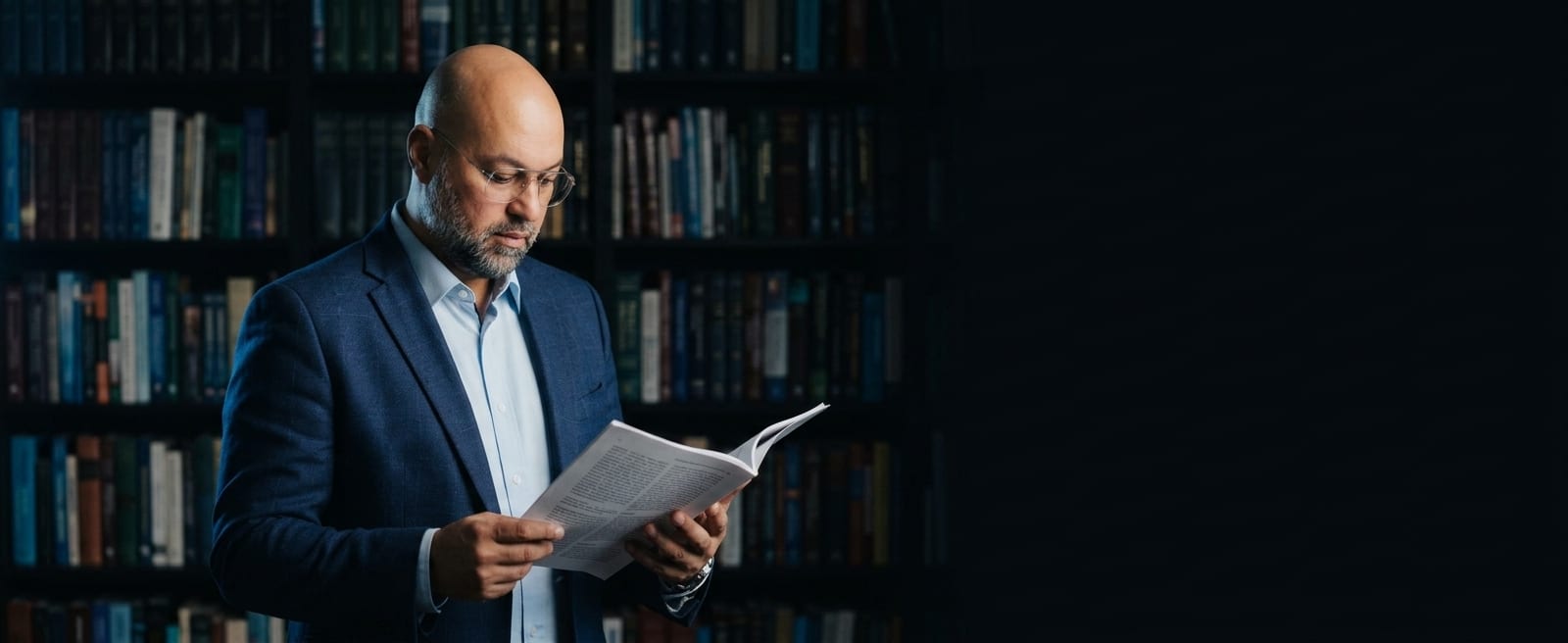 Nordine Mouaouia lisant une publication scientifique devant le corpus du Laboratoire